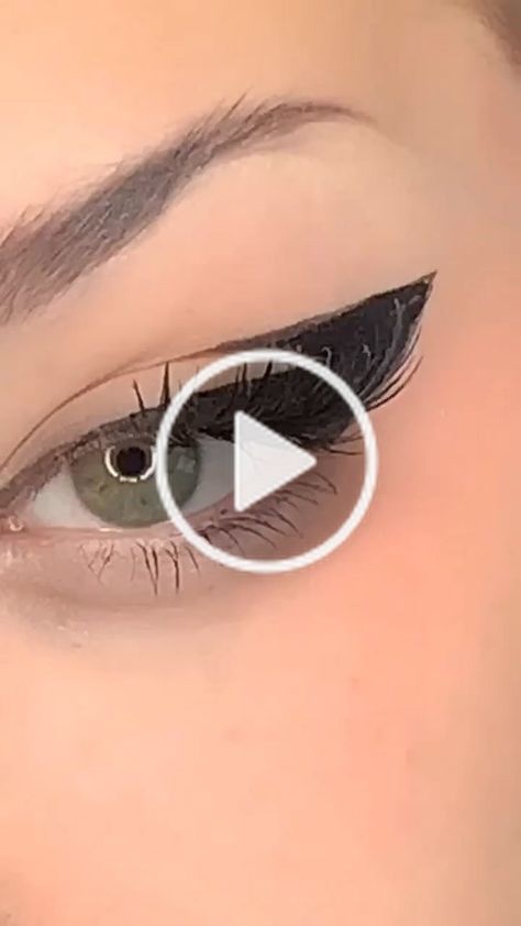 Double Eyeliner, Alt Makeup, Eyeliner Looks, Eyeliner Tutorial, Infiniti Logo, Short Video, Makeup Tips, Mirrored Sunglasses, Make Your Day