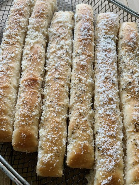 Pizza Hut Inspired Breadsticks – Flavored Nice Breadsticks Pizza Hut, Pizza Hut Recipe, Pizza Hut Breadsticks, Homemade Breadsticks, Homemade Vanilla Pudding, Almond Shortbread Cookies, Homemade Garlic Bread, Best Banana Bread, Savoury Baking