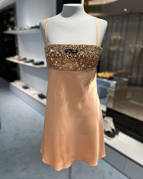 Tara M | Miu miu dream 🤍 #personalshopper #personalshopping #personalshopperlondon #personalshoppinglondon #threadsstyling #threadscollective | Instagram Glitter Outfit, Runway Fashion Couture, Runway Outfits, Glam Dresses, Performance Outfit, Kpop Fashion, A Dress, Couture Fashion, Pretty Dresses