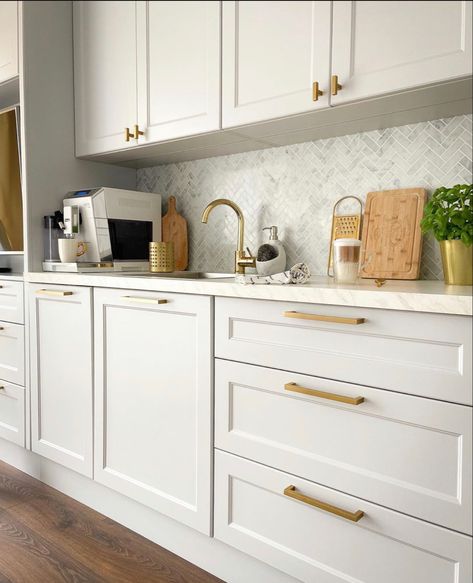 Cream Kitchen Gold Hardware, White And Gold Kitchen Aesthetic, Kitchen Ideas With Gold Fixtures, Cream Kitchen Brass Handles, White Kitchen With Gold Fixtures, Kitchen Brushed Gold Hardware, Cream Kitchen Gold Handles, White Shaker Cabinets With Gold Hardware, Cream Gold Kitchen