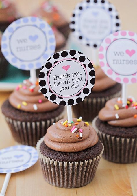 These printable cupcake toppers are the perfect thank you gifts to show appreciation to someone you love! Thank You Cupcake Toppers, Thank You Cupcakes Ideas, Nurse Cupcakes, Teacher Cupcakes, Thank You Cupcakes, Llama Cake, Nursing Gifts, Cupcake Toppers Free, Printable Cupcake Toppers