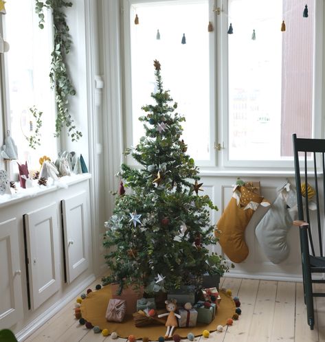 6 ways to achieve lagom in the run-up to Christmas Natural Christmas Decorations Diy, Subtle Christmas Decor, Christmas Sunroom, Minimal Holiday Decor, Scandi Christmas Tree, Christmas Decor Natural, Nordic Christmas Tree, Nashville Christmas, Scandi Xmas