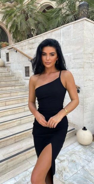 Guess Wedding Dresses, Fitted Halter Dress With Cutout For Date Night, Black Guess Dress, High Value Woman Outfit, Jess Hunt Black Dress, Elegant Bodycon Halter Dress With V-neck, White Guess Dress, High Value Woman, Woman Outfit