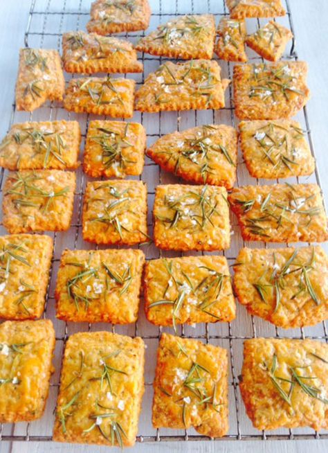 Parmesan Biscuits, Biscuit Dishes, Rosemary Biscuits, Seeds Recipes, Cheesy Biscuits, Party Nibbles, Flower Recipes, How To Cook Brisket, Cooking Light Diet