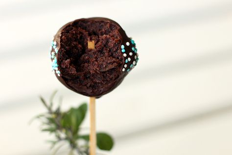 Cake Pops aus Kuchenresten selber machen: Rezept | Waschbär-Magazin Cake Pop, Favorite Kitchen, Cakepops, Chocolate Cookie, Cake Pops, Baking, Cake