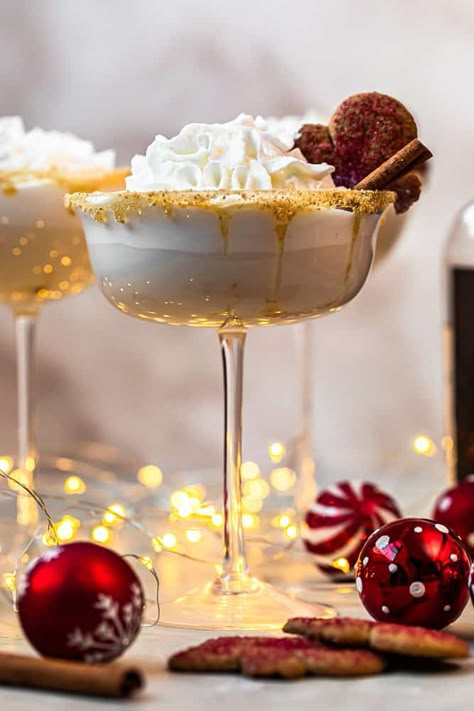 Gingerbread Martini - The Cookie Rookie® Christmas Dessert Martini, Pretty Christmas Cocktails, Holiday Cocktail Photography, Christmas Dessert Cocktails, Christmas Cookie Cocktail, Christmas Holiday Cocktails, Gingerbread Cocktail, Gingerbread Martini Recipe, Christmas Martinis