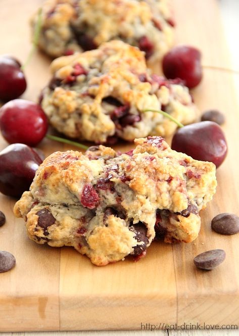 Breakfast Scones, Cherry Scones, Baking Scones, Scones Recipe Easy, Chocolate Scones, Homemade Scones, Cherry Chocolate, Food Time, Breakfast Sweets