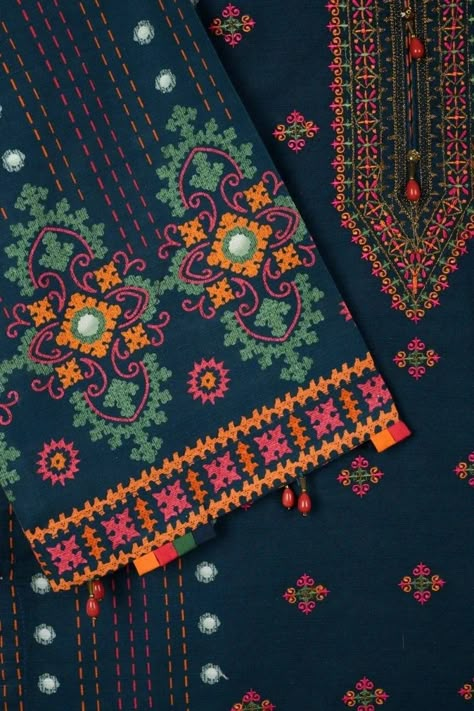 Khaddar Trouser Design, Kutchwork Designs, Bridal Lehenga Design, Kutchi Embroidery, Afghani Clothes, Kutch Work Designs, Balochi Dress, Lehenga Design, Embroidery Dresses