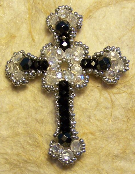 Beaded Cross Pendant, Beaded Crucifix Necklace, How To Make Beaded Jewelry, Beaded Cross Tutorial, Cross Jewelry Diy, Bead Cross, Diy Jewelry Projects, Vintage Jewelry Art, Beaded Jewelry Tutorials