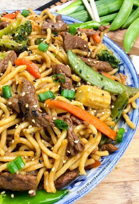 Put down that to-go menu and hop in the kitchen to put together this simple Beef Chow Mein. Crisp veggies, tender beef, and eggy noodles are tossed in a Chinese-inspired sauce that will have your family looking around the kitchen for those little takeout boxes. Anyone else think noodles should be an official food group? … Chow Mein Recipes, Beef Chow Mein Recipe, Chinese Bbq Sauce, Noodles Asian, Beef Chow Mein, Raw Shrimp, Chow Mein Recipe, Mapo Tofu, Honey Walnut Shrimp