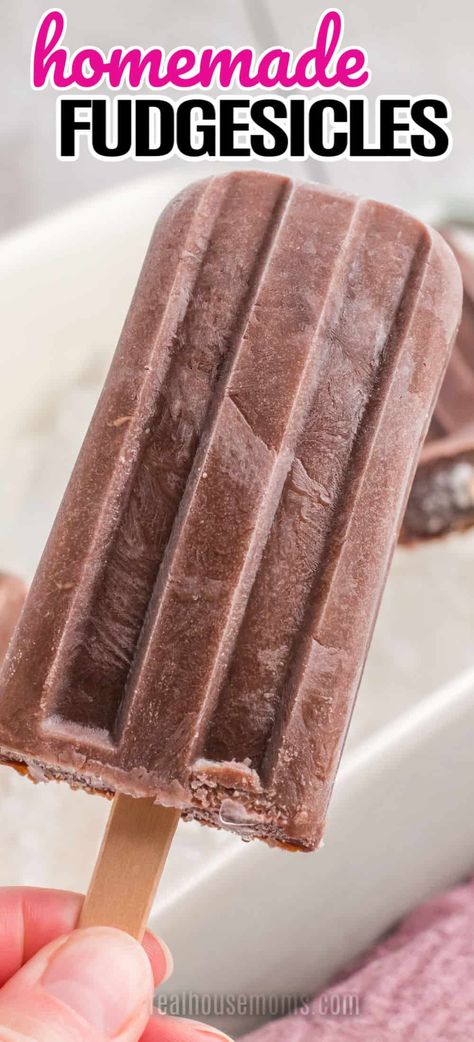 Creamy, chocolatey, and EXACTLY like the classic treat. This homemade Fudgesicle recipe is going to be a new favorite in your house! Fudge Bars Frozen, Homemade Chocolate Popsicles, Popsicle Recipes Chocolate, Fudge Popsicle Recipe, Chocolate Popsicle Recipes, Homemade Fudgesicles, Fudgesicle Recipe, Chocolate Popsicle, Fudge Popsicles