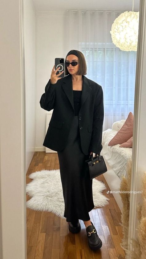 Styling Oversized Blazer For Work, Black Blazer Vest Outfit, Blazer Outfits For Women Black, Jeans Black Blazer Outfit, Black Blazer With Skirt, Black Blazer Outfit Casual Classy, Grey Skirt Outfits, All Black Winter Outfits, Black Blazer Outfit Casual