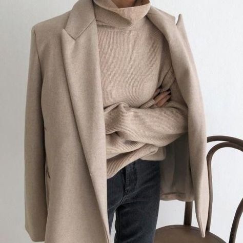 Beige Turtleneck Outfit, Taupe Aesthetic, Beige Turtleneck, Minimalist Moda, Korean Fashion Ideas, Look Zara, Fall Fashion Coats, Turtleneck Outfit, Korean Fashion Outfits