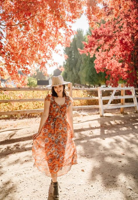 https://agoodhueblog.com/2021/11/farmhouse-fall-style-with-madewell/ Oak Glen California, Oak Glen, Simply Fashion, Stylish Fall Outfits, Style Inspiration Fall, Farmhouse Fall, Madewell Dresses, Different Outfits, Fall Photos