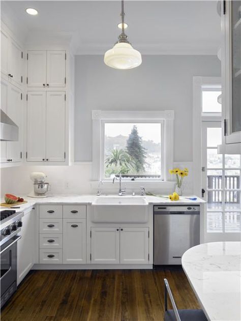 white cabinets kitchen grey walls | Bright kitchen----- white cabinets, gray walls, love that sink. Kitchen Cabinets Grey And White, Light Grey Kitchen Cabinets, Grey Kitchen Walls, Grey Blue Kitchen, Kitchen Grey, Light Grey Kitchens, Bungalow Kitchen, Gray And White Kitchen, Kabinet Dapur