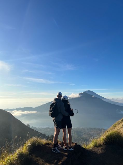 Couple Hike Pictures, Traveling Couple Pictures, Traveling The World With Boyfriend, Bali Couple Aesthetic, Relationships Goals Pictures, Couple Traveling Aesthetic, Bali Couple Photos, Couple Hiking Pictures, Travel World Aesthetic