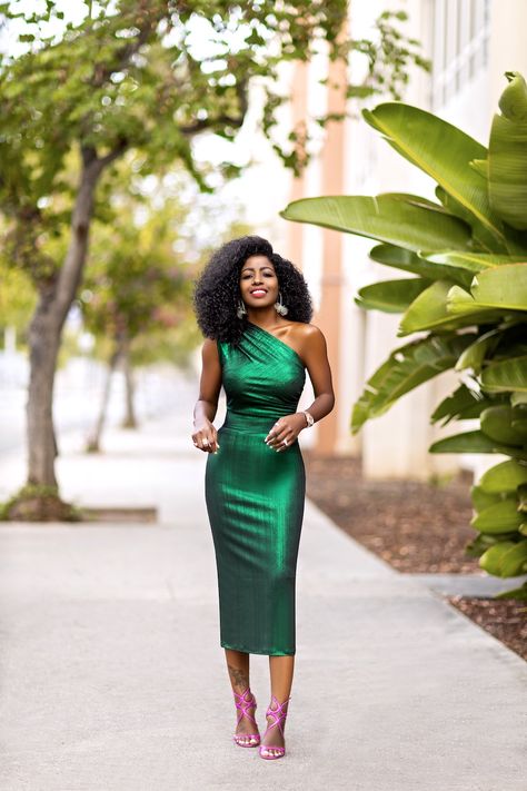 Emerald Green Dress Outfit, 30th Birthday Outfit Ideas For Women, Emerald Green Outfit, 30th Birthday Outfit, Green Dress Outfit, Birthday Outfit For Women, Emerald Dresses, Emerald Green Dresses, Gold Outfit