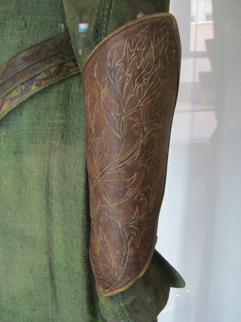 Awesome details of Tauriel's bracers. Photo credits: https://www.flickr.com/photos/26018307@N08/ Autumn Elf Costume, Elvish Cosplay, Lotr Fashion, Elves Cosplay, Tauriel Cosplay, Faerie Fashion, Hobbit Costume, Cosplay Items, Faerie Costume