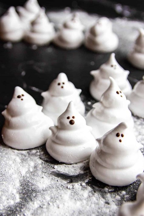 Homemade Ghost Marshmallows, Halloween Pound Cake, Halloween Marshmellow Ideas, Ghost Marshmallow Treats, Homemade Halloween Marshmallows, Marshmallow Ghosts Halloween, Creepy Baked Goods, Rice Crispy Ghosts, White Halloween Food