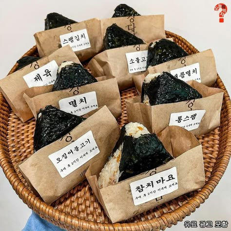 Onigiri Wrapping, Onigiri Packaging, Onigiri Aesthetic, Tteokbokki Recipe, Yummy Food To Make, Food Wallpapers, Sushi Party, Photos Of Food, Food Stand