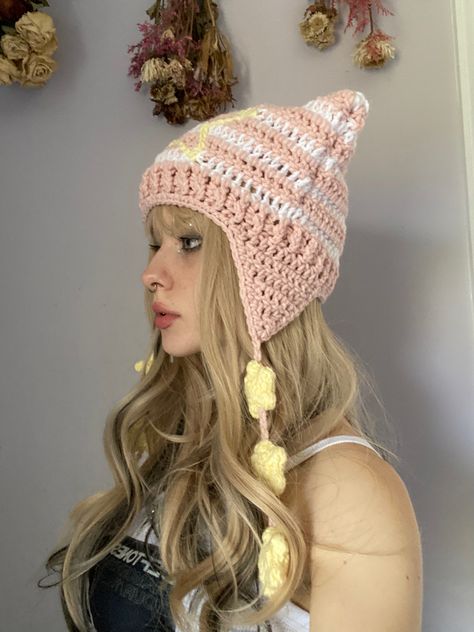 crochet striped cat hat star strings pink and white aesthetic accessories winter beanies ideas goth makeup grunge indie smokey liner glittery blonde hair wigs Pink And White Aesthetic, Blonde Hair Wigs, Smokey Liner, Pink And White Crochet, Crochet Sets, Crochet Cat Hat, Aesthetic Accessories, Crochet Winter Hats, Things To