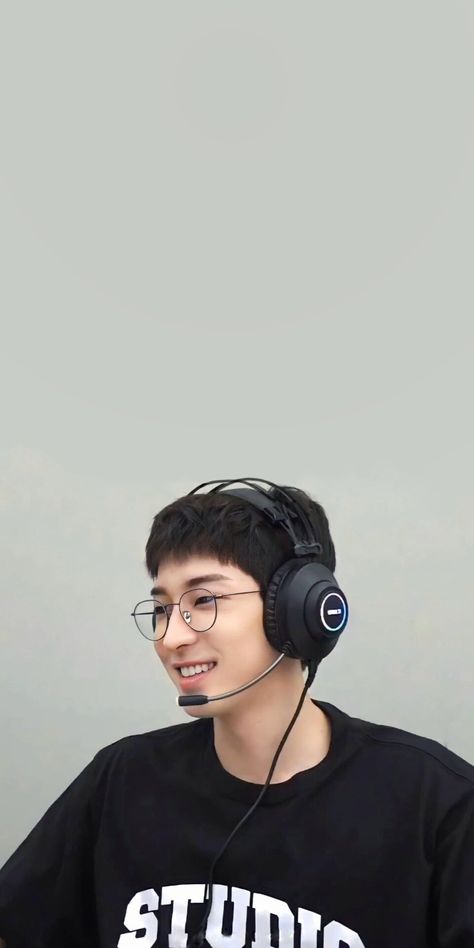 Wonwoo Gamer Wallpaper, Wonwoo Glasses Wallpaper, Cute Wonwoo Wallpaper, Wonwoo Gameboy, Wonwoo Cute Pics, Wonwoo Gaming, Svt Wonwoo Wallpaper, Seventeen Wallpaper Wonwoo, Wonwoo Seventeen Wallpapers