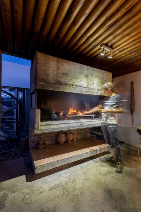 Mirá imágenes de diseños de Terrazas estilo : CASA LA SANTINA . Encontrá las mejores fotos para inspirarte y creá tu hogar perfecto. Parrilla Interior, Barbeque Design, Fireplace Cooking, Concrete Outdoor Kitchen, Bbq Wood, Brick Bbq, Outdoor Bbq Area, Outdoor Grill Station, Barbecue Design