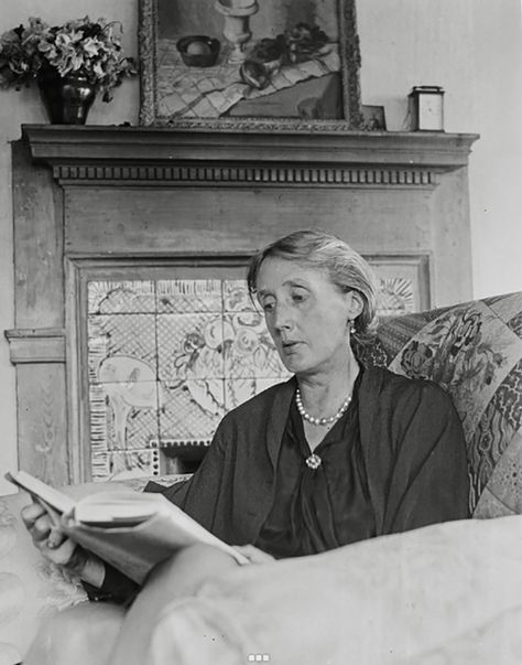 Virginia Woolf Photo, Virginia Woolf Portrait, Virgina Woolf, Virginia Wolf, Bloomsbury Group, People Reading, Women Writers, Art And Literature, Writers And Poets