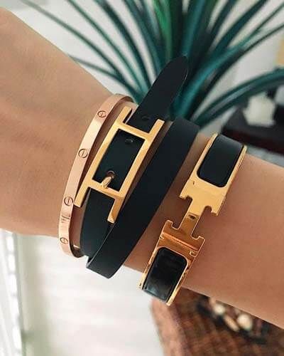 Les bracelets : comment bien les choisir et bien les porter, ici Hermès Behapi double tour Hermes Leather Bracelet, Hermes Bangle, Hermes Bracelet, Hermes Jewelry, Bracelet Couple, Costume Jewelry Rings, Black Bracelet, Silver Jewelry Handmade, Hermes Bags