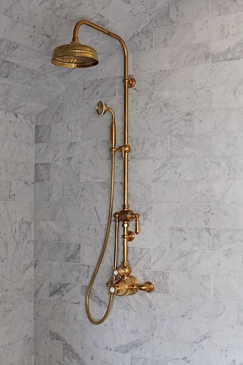 Dreamy Whites: Master Bathroom Makeover with Unlacquered Brass Rohl Faucets Perrin And Rowe Bathroom, Small Bathrooms Decor, Gold Shower Fixtures, Gold Shower Faucet, Brass Shower Fixtures, Brass Shower System, Small Bathroom Decoration, Brass Bathroom Fixtures, Villa Bathroom