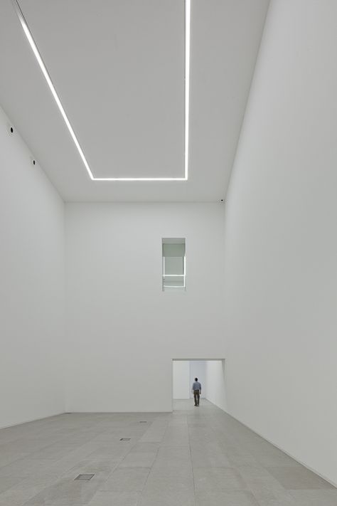 Exhibition space inside the International Centre for the Arts Jose de Guimarães by Pitagoras Arquitectos. Art Gallery Interior, Gallery Lighting, Gallery Design, White Room, Exhibition Space, White Space, Art Galleries, The Arts, Ceiling Design