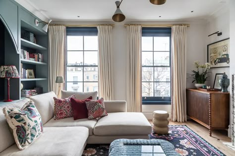 This London Townhouse Renovation Effortlessly Marries British and California Styles Green Kitchen Inspiration, Blue And White Wallpaper, Hotel Sheets, London Townhouse, Design Salon, Green Cabinets, Local Furniture, Built In Bookcase, Dining Nook