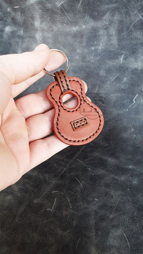 Diy Guitar Accessories, Guitar Art Diy, Guitar Keychain, Guitar Crafts, Leather Key Ring, Keychain Leather, Ring Model, Easy Guitar, Guitar Art