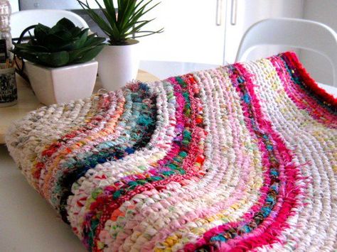 Learn how to make a finely woven and colourful rag rug just like this one. Crochet Rag Rugs, Crocheted Rugs, Rag Rug Diy, Homemade Rugs, Rugs To Make, Rag Rug Tutorial, Slip Stitch Crochet, Colourful Crochet, Braided Rug Diy