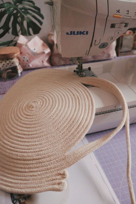 Rope Basket Tutorial, Coiled Fabric Bowl, Clothesline Basket, Diy Rope Basket, Coiled Fabric Basket, Diy Clutch, Diy Bag Designs, Fabric Bowls, Rope Crafts Diy