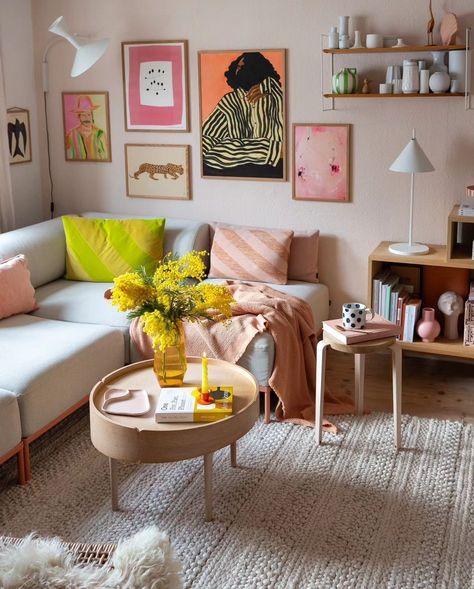 Colorful Boho Apartment, Cozy Living Room Ideas For Small Spaces, Colorful Apartment Living Room, Vibrant Living Room, Beach House Living Room, Living Space Decor, Colorful Apartment, Apartment Living Room Design, College Apartment Decor