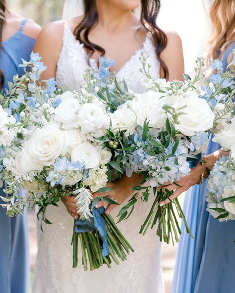 🤍🤍🤍a blue and white outdoor garden wedding 🤍🤍🤍 @brittanynasserphotoandfilm Blue Green White Wedding, Blue And White Beach Wedding, Seersucker Wedding, Wedding Ireland, Beach Wedding Pink, Wedding Theme Color Schemes, 30a Wedding, Outdoor Garden Wedding, Coastal Garden