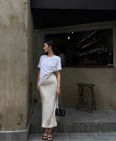 Minimal Streetstyle on Instagram: "By @camelliangocbich" Silk Skirt Outfit, Satin Skirt Outfit, Long Skirt Outfits, Stylish Work Outfits, Skirt Outfit, Satin Skirt, Silk Skirt, Skirt Outfits, Minimalist Fashion