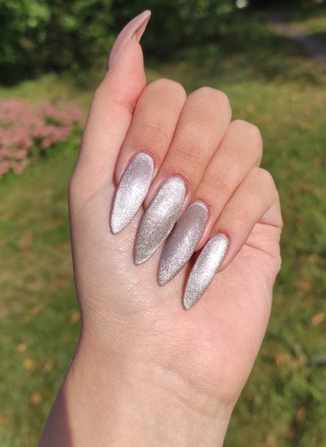 #Nails #cateye Silver Cat Eye Nails, Chrome Mirror, Body Hacks, Cat Eye Nails, Silver Cat, Purple Nails, Stiletto Nails, Holiday Nails, Cat Eye