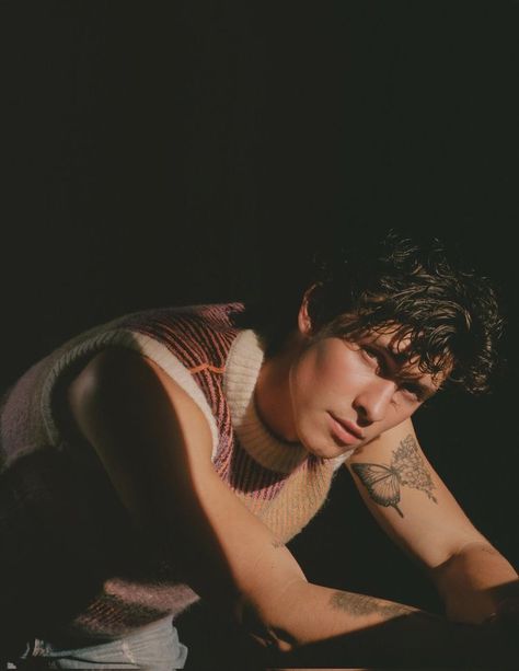 Pics Of Shawn Mendes, Dylan Jordan, Shawn Mendes Photoshoot, Shawn Mendes Lockscreen, Male Portrait Poses, Shawn Mendes Wallpaper, Lockscreen Wallpaper, Portrait Poses, Pretty Men