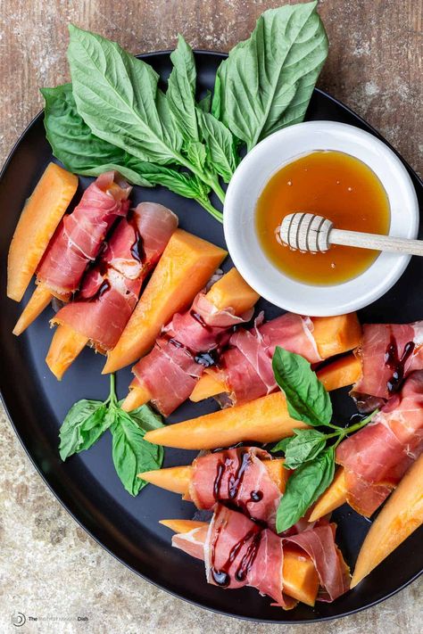 Prosciutto Melon Salad, Melon With Prosciutto, Prosciutto And Melon Appetizers, Melon Prosciutto Appetizer, Melon And Prosciutto Appetizers, Melon Starter, Kitchenette Recipes, Melon And Prosciutto, Asparagus Appetizer