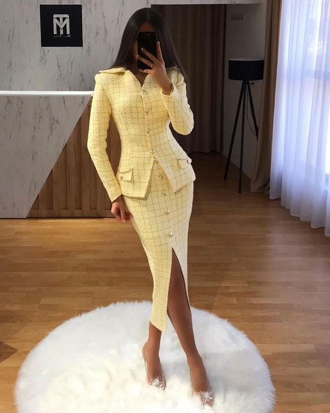 Mari Tahiri on Instagram: “/ MT 🌼suit S/22” Classy Skirt Suits For Women, Tweed Gown, Stylish Blazers For Women, Skirt Suits For Women Classy, Stylish Blazers, Costum Elegant, Corporate Dress, Elegant Outfit Classy, Stylish Work Attire