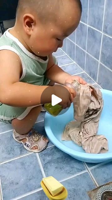 Funny Babies Laughing, Easy Bun, Going Out Hairstyles, Black Kids Hairstyles, Mom Baby, Baby Models, Baby Brother, Teen Hairstyles, Family Parenting