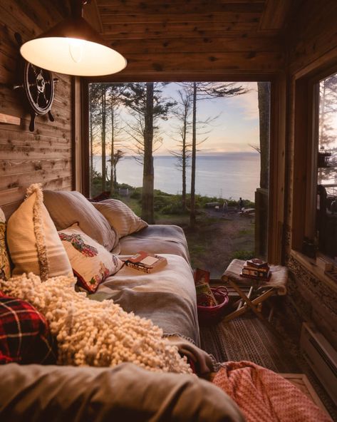 Cabin Aesthetic, Getaway Cabins, Cabin Living, Tiny House Cabin, Cabins And Cottages, Cabin Life, Cozy Place, Cozy Cabin, Cabin Homes