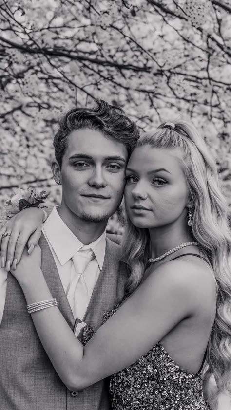 Before Prom Pictures Photo Ideas, Formal Partner Photos, Posing For Prom Pictures, Backyard Prom Picture Ideas, How To Take Prom Pictures, Indoor Homecoming Pictures, Big Group Prom Poses, Fall Homecoming Picture Ideas, Diy Prom Picture Ideas