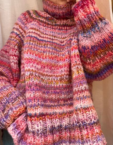 Homemade Knitted Sweaters, Knitted Cardigan Aesthetic, Colorful Sweater Outfit, Strikkeopskrift Oversize Sweater, Aesthetic Knit, Crochet Sweater Design, Knitwear Inspiration, Chunky Knitting Patterns, Chunky Knitting