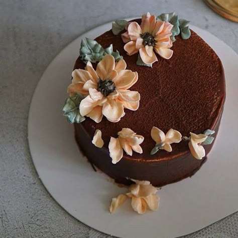 Chocolate Flower Cake, Round Decorated Cakes, Flower Frosting Cake, Brown Cakes, Chocolate Cake With Flowers, Anniversary Cake Chocolate, Chocolate Floral Cake, Chocolate Cake Decoration Flowers, Chocolate Cake Fall Decoration