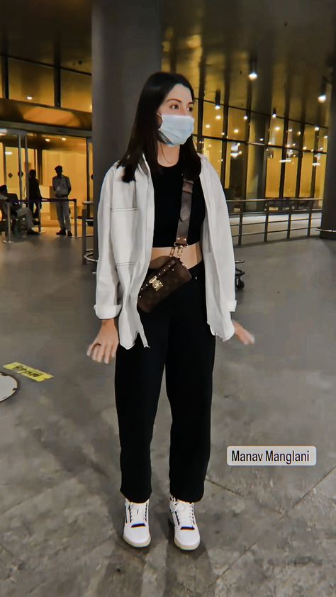 Airport Fits Women, Airport Looks Women Summer, Cricket Match Outfit For Women, Anirudh Concert, Anushka Sharma Outfits, Airport Outfit Black Women, Airport Outfit Celebrity, Trendy Outfits Inspiration, Capsule Wardrobe Casual