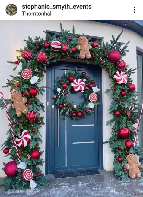 External Christmas Decorations, Gingerbread Themed Christmas Tree, Nutcracker Wedding, Gingerbread Christmas Decorations, Christmas Ceiling, Christmas Arch, Gingerbread Theme, Art Passion, Christmas Tree Decorating