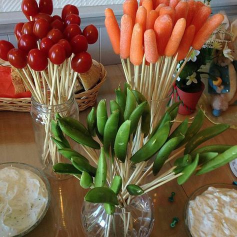 Healthy pretty appetizers! Cobb Home, Pretty Appetizers, Vegetable Bouquet, Entertaining Appetizers, Edible Centerpieces, Food Bouquet, Garden Camping, Festive Centerpieces, Fruit And Vegetable Carving